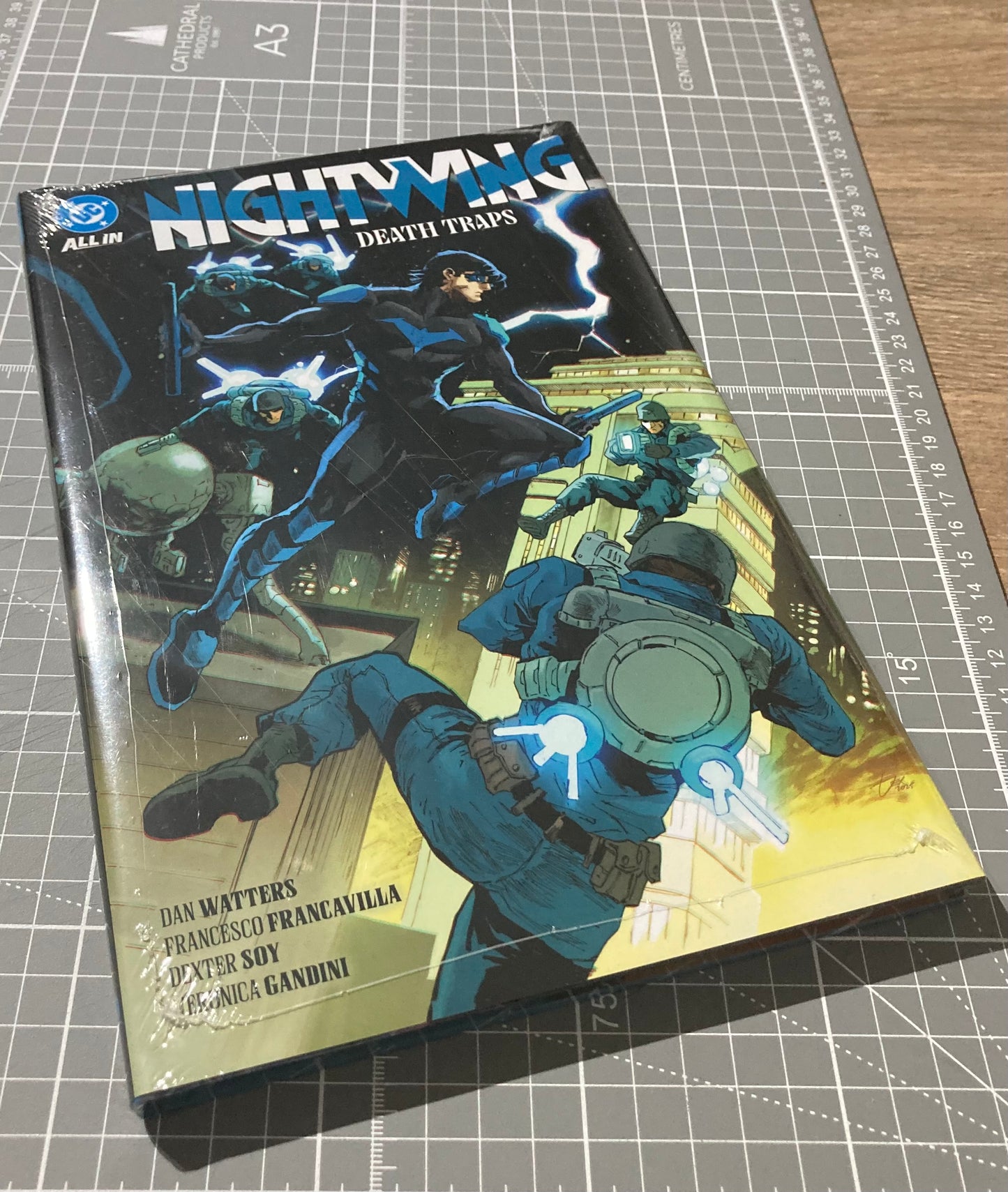 Nightwing Vol. 2: Death Traps HC