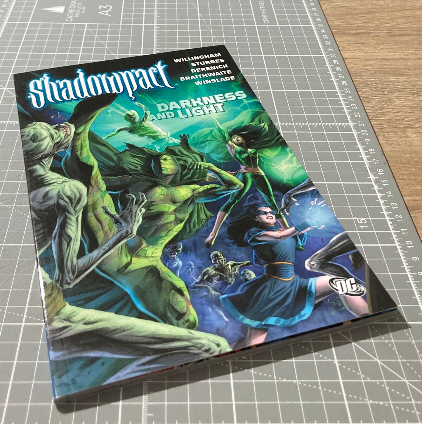 Shadowpact: Darkness and Light TPB