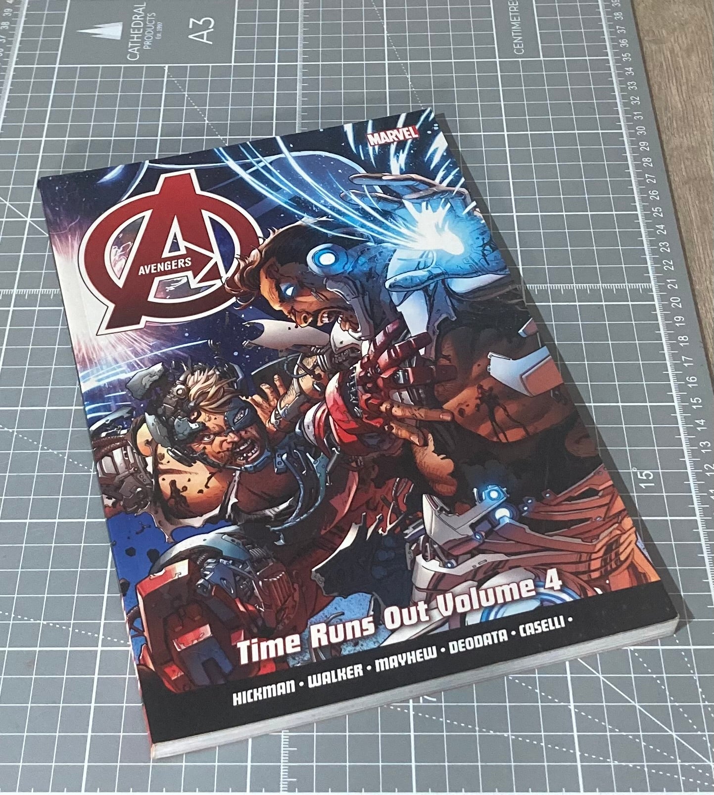 Avengers: Time Runs Out Vol. 4 TPB (Marvel UK / Panini Edition).