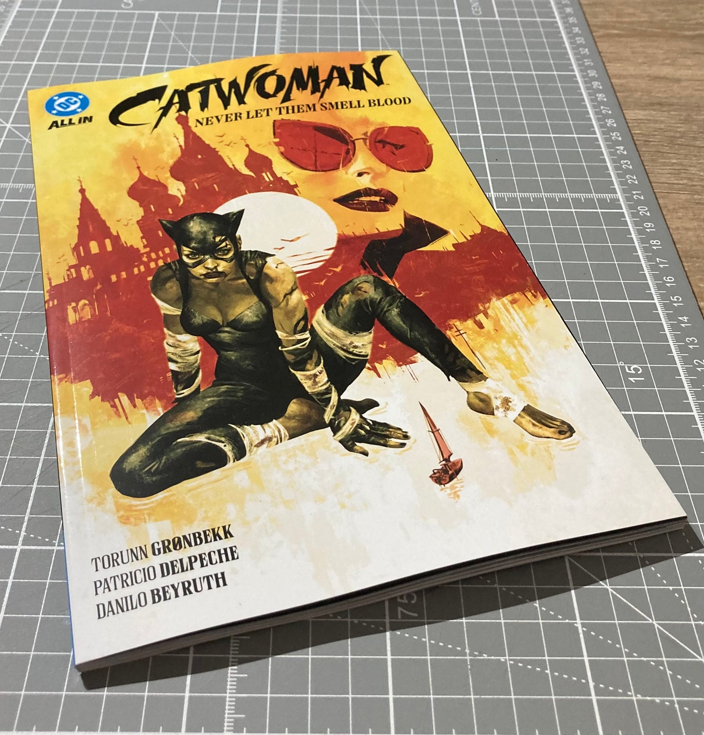 Catwoman Vol. 2: Never Let Them Smell Blood TPB
