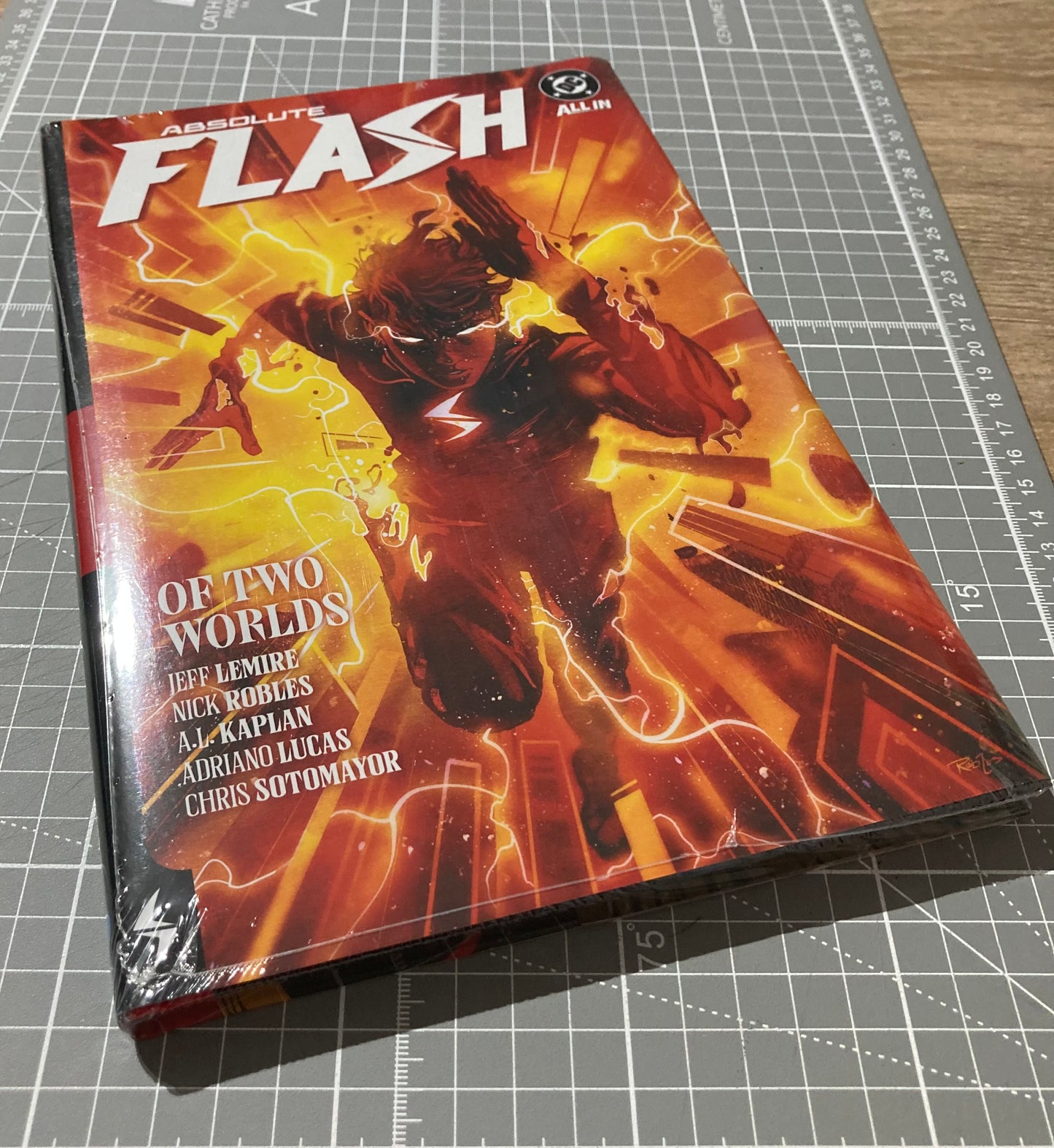 Absolute Flash Vol. 1: Of Two Worlds (Absolute Universe) HC