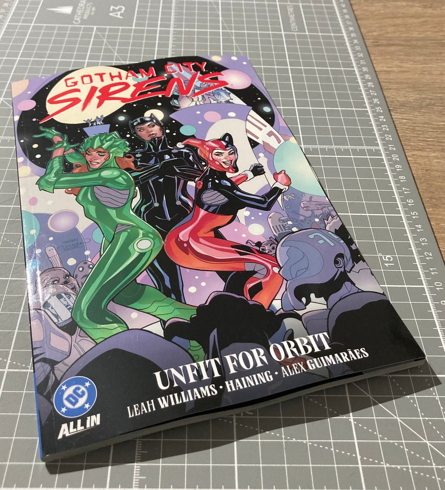 Gotham City Sirens: Unfit for Orbit TPB