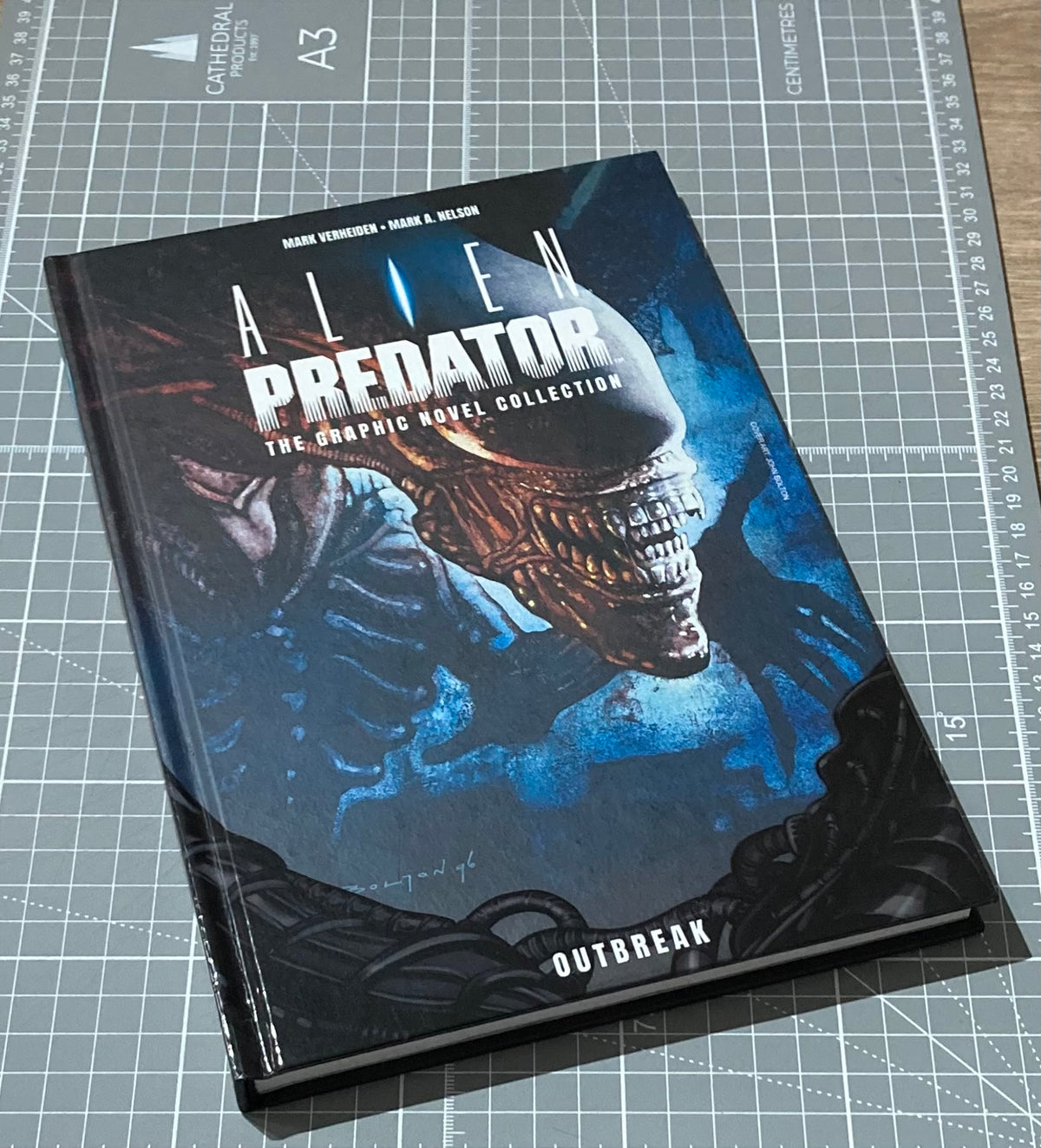 Alien / Predator The Graphic Novel Collection Vol. 01: Outbreak HC
